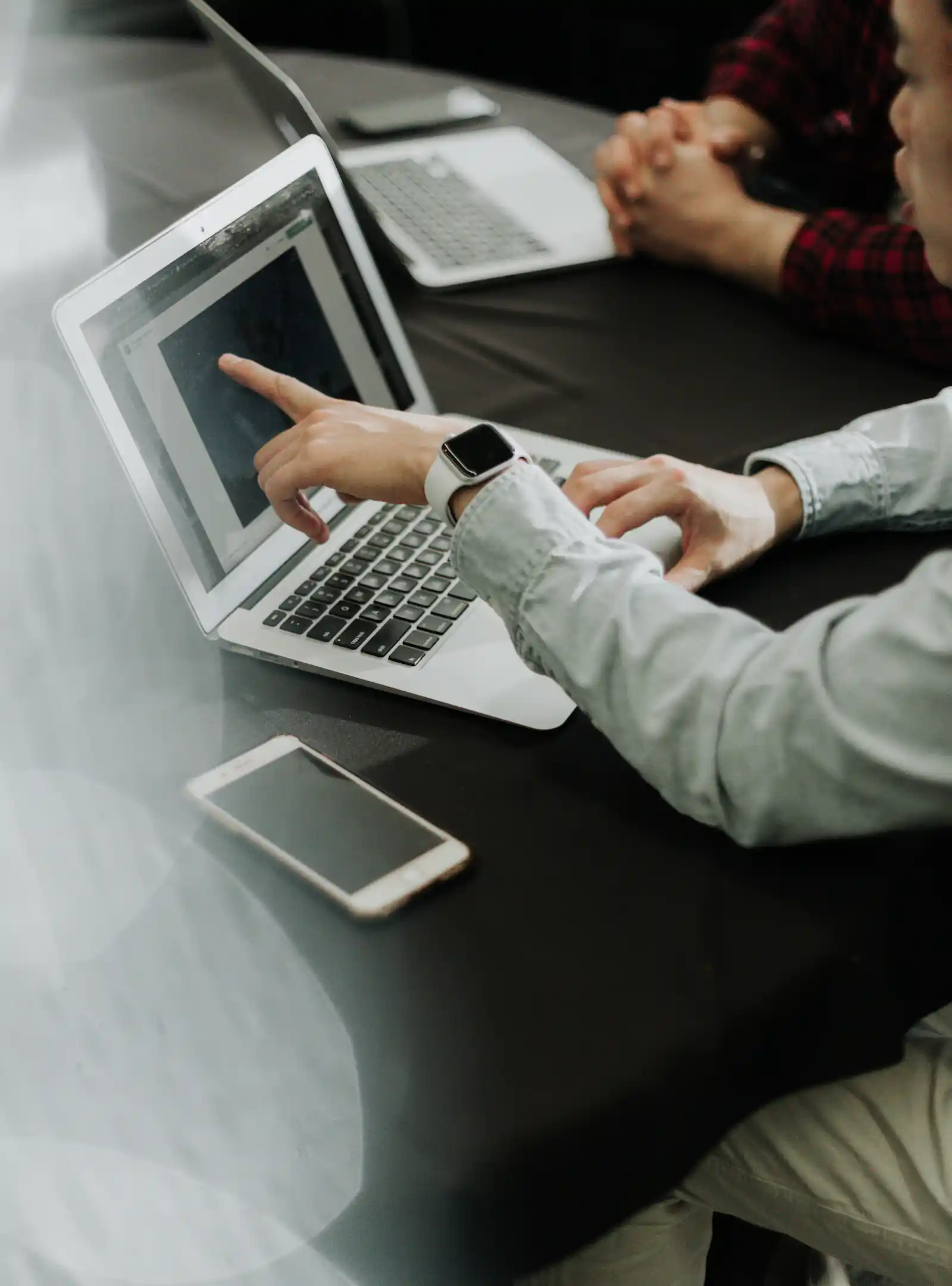 photo-1579389083046-e3df9c2b3325